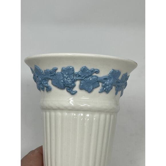 Wedgwood of Etruria & Barlaston Queensware English Grape leaf Vase - Picture 8 of 9